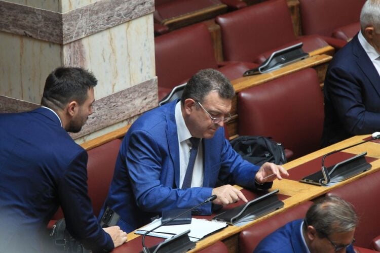 Ο βουλευτής Νικόλαος Παπαδόπουλος ψηφίζει στη συζήτηση και λήψη απόφασης, σύμφωνα με το άρθρο  62 του Συντάγματος και τα άρθρα 43Α και 83 του Κανονισμού της Βουλής, για τη δική του αίτηση άρσης ασυλίας αλλά και για εκείνη του βουλευτή Λευτέρη Αυγενάκη (φωτ.: ΑΠΕ-ΜΠΕ/Αλέξανδρος Βλάχος)