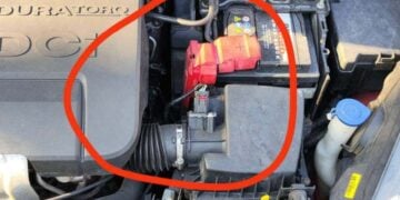 Ναρκωτικά κρυμμένα σε κινητήρα αυτοκινήτου (φωτ.: ΕΛΑΣ)