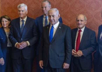 Ο ισραηλινός πρωθυπουργός Μπενιαμίν Νετανιάχου μαζί με τη δικομματική ηγεσία της Γερουσίας στο Καπιτώλιο (φωτ.: EPA/Shawn Thew)