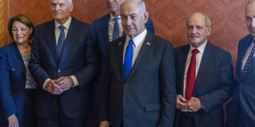Ο ισραηλινός πρωθυπουργός Μπενιαμίν Νετανιάχου μαζί με τη δικομματική ηγεσία της Γερουσίας στο Καπιτώλιο (φωτ.: EPA/Shawn Thew)