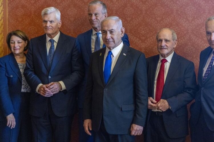 Ο ισραηλινός πρωθυπουργός Μπενιαμίν Νετανιάχου μαζί με τη δικομματική ηγεσία της Γερουσίας στο Καπιτώλιο (φωτ.: EPA/Shawn Thew)