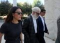 Ο ηθοποιός και σκηνοθέτης Πέτρος Φιλιππίδης (Κ) με τους δικηγόρους του προσέρχονται στο Μικτό Ορκωτό Εφετείο Αθηνών (φωτ.: ΑΠΕ-ΜΠΕ/ Αλέξανδρος Βλάχος)