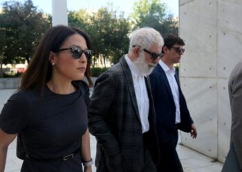 Ο ηθοποιός και σκηνοθέτης Πέτρος Φιλιππίδης (Κ) με τους δικηγόρους του προσέρχονται στο Μικτό Ορκωτό Εφετείο Αθηνών (φωτ.: ΑΠΕ-ΜΠΕ/ Αλέξανδρος Βλάχος)