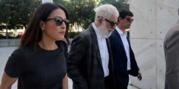 Ο ηθοποιός και σκηνοθέτης Πέτρος Φιλιππίδης (Κ) με τους δικηγόρους του προσέρχονται στο Μικτό Ορκωτό Εφετείο Αθηνών (φωτ.: ΑΠΕ-ΜΠΕ/ Αλέξανδρος Βλάχος)