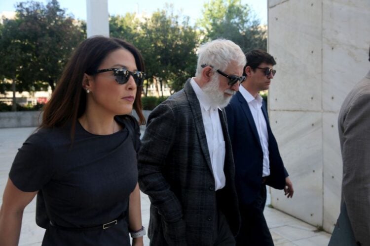 Ο ηθοποιός και σκηνοθέτης Πέτρος Φιλιππίδης (Κ) με τους δικηγόρους του προσέρχονται στο Μικτό Ορκωτό Εφετείο Αθηνών (φωτ.: ΑΠΕ-ΜΠΕ/ Αλέξανδρος Βλάχος)