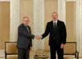 Ο πρωθυπουργός της Αρμενίας Νικόλ Πασινιάν ανταλλάσσει χειραψία με τον πρόεδρο του Αζερμπαϊτζάν Ιλχάμ Αλίεφ (φωτ.: Γραφείο Τύπου Πρωθυπουργού της Αρμενίας)