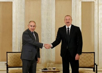 Ο πρωθυπουργός της Αρμενίας Νικόλ Πασινιάν ανταλλάσσει χειραψία με τον πρόεδρο του Αζερμπαϊτζάν Ιλχάμ Αλίεφ (φωτ.: Γραφείο Τύπου Πρωθυπουργού της Αρμενίας)