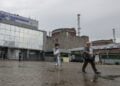 Το κτήριο διοίκησης του πυρηνικού σταθμού της Ζαπορίζια στην Ουκρανία, ο οποίος έχασε την ισχύ του για 9η φορά κατά τη διάρκεια της στρατιωτικής σύγκρουσης με τη Ρωσία (φωτ.: EPA/Sergei Ilnitsky)