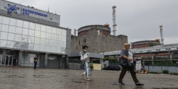 Το κτήριο διοίκησης του πυρηνικού σταθμού της Ζαπορίζια στην Ουκρανία, ο οποίος έχασε την ισχύ του για 9η φορά κατά τη διάρκεια της στρατιωτικής σύγκρουσης με τη Ρωσία (φωτ.: EPA/Sergei Ilnitsky)