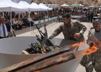 Όπλα του PKK στην πυρά, στη συμβολική εκδήλωση που έγινε στο Βόρειο Ιράκ (φωτ.: Χ / Heme Sûr - KANAL8)