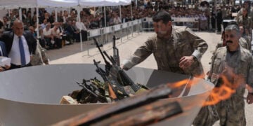 Όπλα του PKK στην πυρά, στη συμβολική εκδήλωση που έγινε στο Βόρειο Ιράκ (φωτ.: Χ / Heme Sûr - KANAL8)