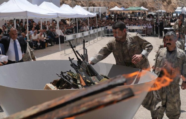 Όπλα του PKK στην πυρά, στη συμβολική εκδήλωση που έγινε στο Βόρειο Ιράκ (φωτ.: Χ / Heme Sûr - KANAL8)