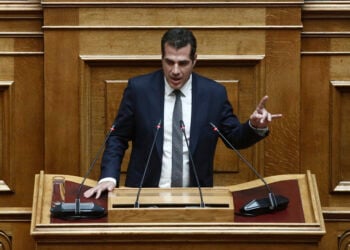 Ο Θάνος Πλεύρης στο βήμα της Βουλής (φωτ.: ΑΠΕ-ΜΠΕ / Γιάννης Κολεσίδης)
