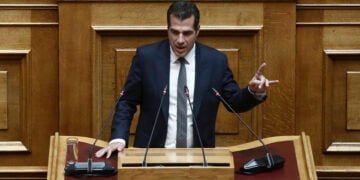Ο Θάνος Πλεύρης στο βήμα της Βουλής (φωτ.: ΑΠΕ-ΜΠΕ / Γιάννης Κολεσίδης)