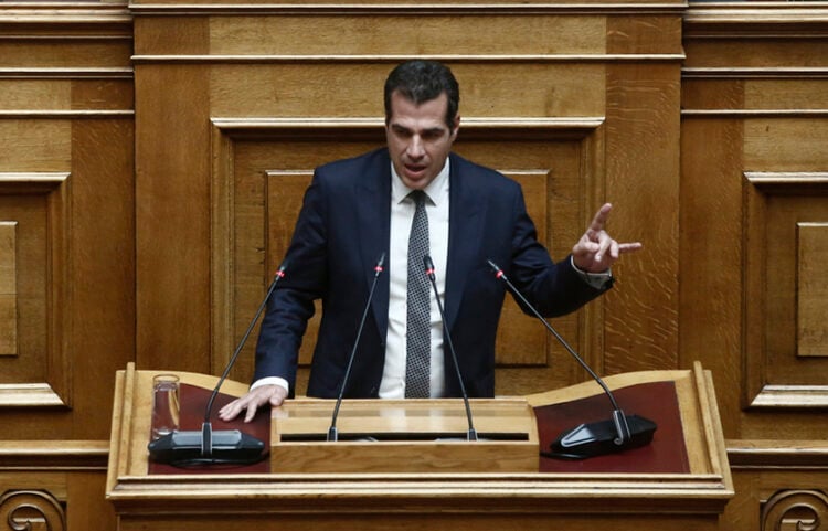 Ο Θάνος Πλεύρης στο βήμα της Βουλής (φωτ.: ΑΠΕ-ΜΠΕ / Γιάννης Κολεσίδης)