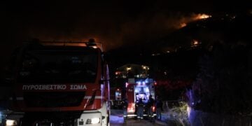 Φωτ. αρχείου από επιχείρηση της Πυροσβεστικής για την κατάσβεση πυρκαγιάς (ΓΙΑΝΝΗΣ ΣΠΥΡΟΥΝΗΣ/ILIALIVE.GR/EUROKINISSI)
