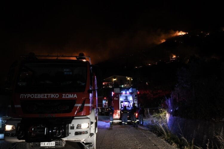 Φωτ. αρχείου από επιχείρηση της Πυροσβεστικής για την κατάσβεση πυρκαγιάς (ΓΙΑΝΝΗΣ ΣΠΥΡΟΥΝΗΣ/ILIALIVE.GR/EUROKINISSI)