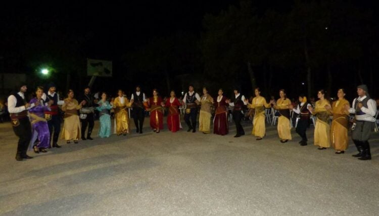 (Φωτ.: facebook.com/Σύλλογος Ποντίων Πετραλώνων «Οι Αργοναύτες»)