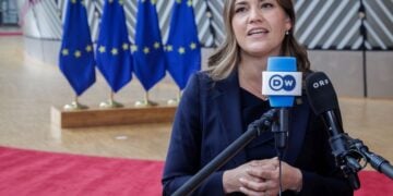 Η Δανή υπουργός Ευρωπαϊκών Υποθέσεων και πρόεδρος του Συμβουλίου Γενικών Υποθέσεων της ΕΕ Marie Bjerre μιλάει στον Τύπο (φωτ.: EPA/ OLIVIER MATTHYS)