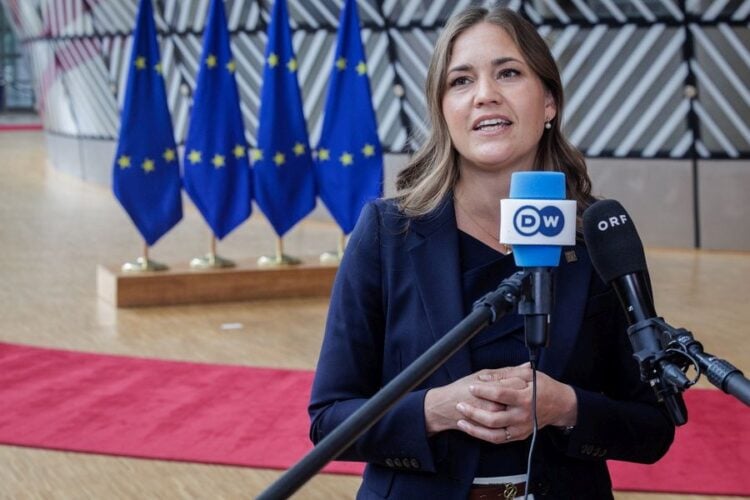 Η Δανή υπουργός Ευρωπαϊκών Υποθέσεων και πρόεδρος του Συμβουλίου Γενικών Υποθέσεων της ΕΕ Marie Bjerre μιλάει στον Τύπο (φωτ.: EPA/ OLIVIER MATTHYS)