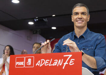 Ο Πέδρο Σάντσεθ μιλά σε συγκέντρωση στα κεντρικά γραφεία του κόμματος στη Μαδρίτη (φωτ.: EPA / PSOE / Eva Ercolanese)