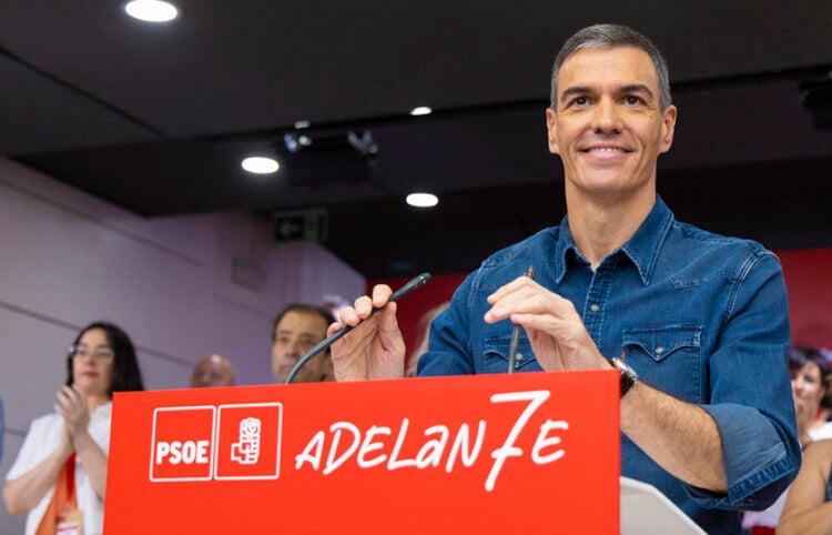 Ο Πέδρο Σάντσεθ μιλά σε συγκέντρωση στα κεντρικά γραφεία του κόμματος στη Μαδρίτη (φωτ.: EPA / PSOE / Eva Ercolanese)