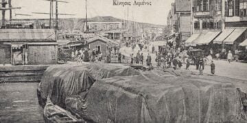 Άποψη από το λιμάνι της Σμύρνης, το διάστημα 1910-1915 (πηγή: levantineheritage.com)