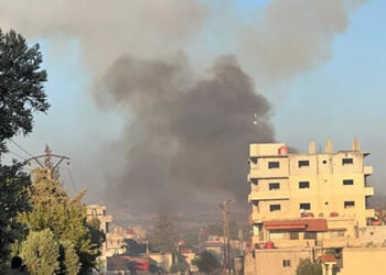 Καπνός από ισραηλινό βομβαρδισμό στα περίχωρα της πόλης Σουέιντα, στη νότια Συρία (φωτ.: Χ / 
SANAEnglishOfficial)