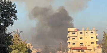 Καπνός από ισραηλινό βομβαρδισμό στα περίχωρα της πόλης Σουέιντα, στη νότια Συρία (φωτ.: Χ / 
SANAEnglishOfficial)
