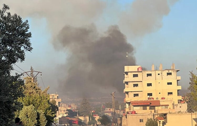 Καπνός από ισραηλινό βομβαρδισμό στα περίχωρα της πόλης Σουέιντα, στη νότια Συρία (φωτ.: Χ / 
SANAEnglishOfficial)