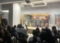 Στιγμιότυπο από την παράσταση «Ο Χαμαιλετάρτς και ο πάρδον» στην αίθουσα της πρώην Κοινότητας Θρυλορίου (φωτ.: Facebook/ΠΟΛΙΤΙΣΤΙΚΟΣ ΣΥΛΛΟΓΟΣ ΠΟΝΤΙΩΝ ΘΡΥΛΟΡΙΟΥ "Η Κερασουντα & το Γαρς")