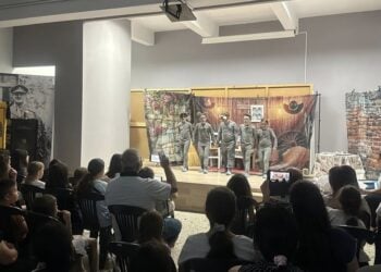 Στιγμιότυπο από την παράσταση «Ο Χαμαιλετάρτς και ο πάρδον» στην αίθουσα της πρώην Κοινότητας Θρυλορίου (φωτ.: Facebook/ΠΟΛΙΤΙΣΤΙΚΟΣ ΣΥΛΛΟΓΟΣ ΠΟΝΤΙΩΝ ΘΡΥΛΟΡΙΟΥ "Η Κερασουντα & το Γαρς")