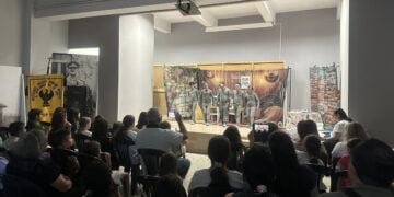 Στιγμιότυπο από την παράσταση «Ο Χαμαιλετάρτς και ο πάρδον» στην αίθουσα της πρώην Κοινότητας Θρυλορίου (φωτ.: Facebook/ΠΟΛΙΤΙΣΤΙΚΟΣ ΣΥΛΛΟΓΟΣ ΠΟΝΤΙΩΝ ΘΡΥΛΟΡΙΟΥ "Η Κερασουντα & το Γαρς")