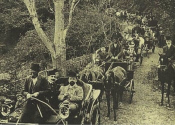 Αστοί της Τραπεζούντας σε εκδρομή, περ. 1900. Ανάμεσά τους οι Κωνσταντίνος Καπαγιαννίδης και Κωστάκης Θεοφύλακτος, σύμφωνα με τουρκικές πηγές (φωτ.: 61saat.com)