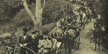 Αστοί της Τραπεζούντας σε εκδρομή, περ. 1900. Ανάμεσά τους οι Κωνσταντίνος Καπαγιαννίδης και Κωστάκης Θεοφύλακτος, σύμφωνα με τουρκικές πηγές (φωτ.: 61saat.com)