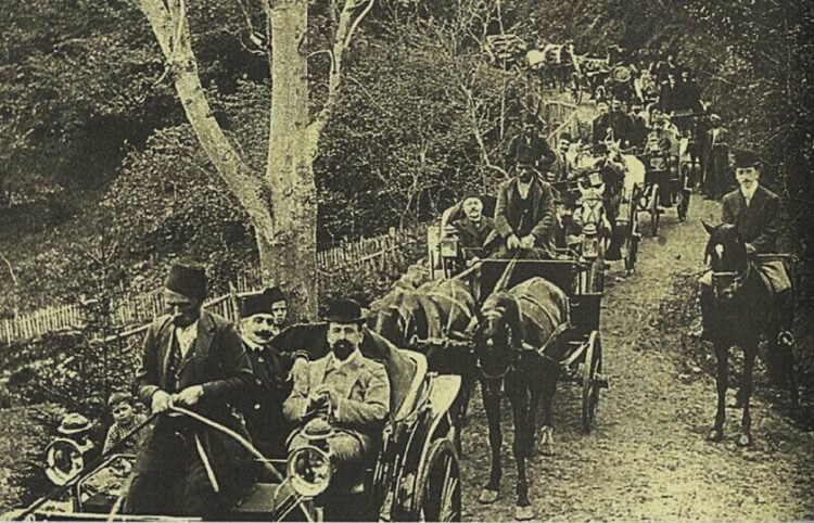 Αστοί της Τραπεζούντας σε εκδρομή, περ. 1900. Ανάμεσά τους οι Κωνσταντίνος Καπαγιαννίδης και Κωστάκης Θεοφύλακτος, σύμφωνα με τουρκικές πηγές (φωτ.: 61saat.com)