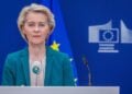 Η πρόεδρος της Ευρωπαϊκής Επιτροπής Ούρσουλα φον ντερ Λάιεν στο περιθώριο της συνέντευξης Τύπου που έδωσε σήμερα με τον πρόεδρο της Ινδονησίας Prabowo Subianto, στις Βρυξέλλες (φωτ.: EPA/OLIVIER MATTHYS)