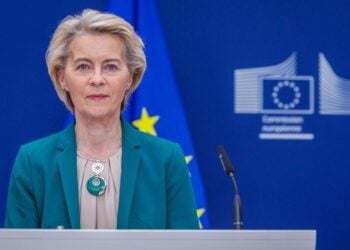 Η πρόεδρος της Ευρωπαϊκής Επιτροπής Ούρσουλα φον ντερ Λάιεν στο περιθώριο της συνέντευξης Τύπου που έδωσε σήμερα με τον πρόεδρο της Ινδονησίας Prabowo Subianto, στις Βρυξέλλες (φωτ.: EPA/OLIVIER MATTHYS)