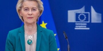 Η πρόεδρος της Ευρωπαϊκής Επιτροπής Ούρσουλα φον ντερ Λάιεν στο περιθώριο της συνέντευξης Τύπου που έδωσε σήμερα με τον πρόεδρο της Ινδονησίας Prabowo Subianto, στις Βρυξέλλες (φωτ.: EPA/OLIVIER MATTHYS)