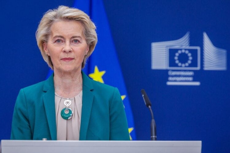 Η πρόεδρος της Ευρωπαϊκής Επιτροπής Ούρσουλα φον ντερ Λάιεν στο περιθώριο της συνέντευξης Τύπου που έδωσε σήμερα με τον πρόεδρο της Ινδονησίας Prabowo Subianto, στις Βρυξέλλες (φωτ.: EPA/OLIVIER MATTHYS)