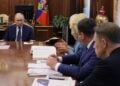 Ο Ρώσος πρόεδρος Βλαντίμιρ Πούτιν σε συνεδρίαση με στελέχη της κυβέρνησής του, στο Κρεμλίνο (φωτ.:    EPA/ Mkhail Metzel / SPUTNIK / KREMLIN POOL)