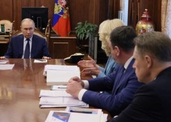Ο Ρώσος πρόεδρος Βλαντίμιρ Πούτιν σε συνεδρίαση με στελέχη της κυβέρνησής του, στο Κρεμλίνο (φωτ.:    EPA/ Mkhail Metzel / SPUTNIK / KREMLIN POOL)