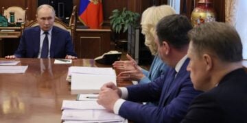 Ο Ρώσος πρόεδρος Βλαντίμιρ Πούτιν σε συνεδρίαση με στελέχη της κυβέρνησής του, στο Κρεμλίνο (φωτ.:    EPA/ Mkhail Metzel / SPUTNIK / KREMLIN POOL)