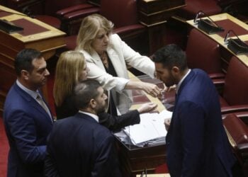 Βουλευτές που έχουν ορισθεί από το προεδρείο ετοιμάζονται για την καταμέτρηση των ψήφων στην Ολομέλεια της Βουλής, μετά τη συζήτηση επί του διανεμηθέντος πορίσματος της «Ειδικής Κοινοβουλευτικής Επιτροπής προς διενέργεια προκαταρκτικής εξέτασης, σχετικά με το «τραγικό δυστύχημα, που έλαβε χώρα στις 28/02/2023 στην περιοχή Ευαγγελισμός Τεμπών Λάρισας» για την ενδεχόμενη τέλεση από τον Καραμανλή Κωνσταντίνο του Αχιλλέως, πρώην υπουργό Υποδομών και Μεταφορών του αδικήματος «της παράβασης καθήκοντος (φωτ.: ΑΠΕ-ΜΠΕ/Γιάννης Κολεσίδης)