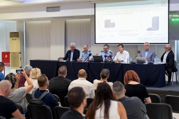 Ο υπουργός Προστασίας του Πολίτη Μιχάλης Χρυσοχοΐδης στη συνέντευξη Τύπου στη Θεσσαλονίκη (φωτ.: ΑΠΕ-ΜΠΕ/ Νίκος Αρβανιτίδης)