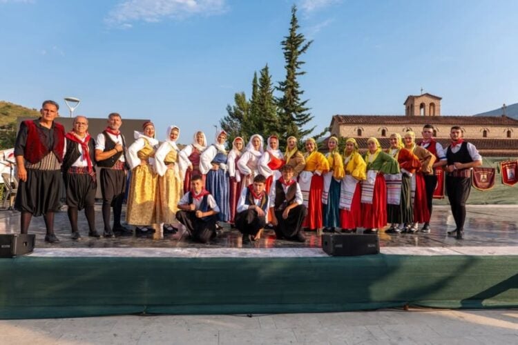 (Φωτ.: facebook.com/ profile.php?id/Δωρικός Χορευτικός Όμιλος Δ.Ε. Ευπαλίου)