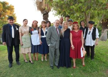 Η θεατρική ομάδα του δήμου Βριλησσίων στο καταπράσινο Ανοιχτό Πέτρινο Θέατρο Αργυρούπολης. Στο κέντρο η εγγονή του Δ. Ψαθά, Λένα Νίτσου-Ψαθά ανάμεσα στους πρωταγωνιστές Γιώργο Ασπιώτη (βουλευτή Φερέκη) και Νατάσσα Χαιδά (Τζένη Φερέκη) και Αποστόλη Παπανικολάου (Ψευτοθόδωρο) (φωτ.: Αρχείο δήμου Ελληνικού-Αργυρούπολης/ Ζήσης Κυριακίδης)