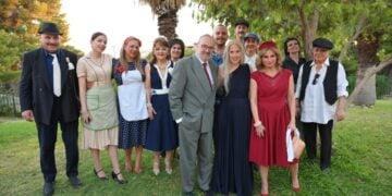 Η θεατρική ομάδα του δήμου Βριλησσίων στο καταπράσινο Ανοιχτό Πέτρινο Θέατρο Αργυρούπολης. Στο κέντρο η εγγονή του Δ. Ψαθά, Λένα Νίτσου-Ψαθά ανάμεσα στους πρωταγωνιστές Γιώργο Ασπιώτη (βουλευτή Φερέκη) και Νατάσσα Χαιδά (Τζένη Φερέκη) και Αποστόλη Παπανικολάου (Ψευτοθόδωρο) (φωτ.: Αρχείο δήμου Ελληνικού-Αργυρούπολης/ Ζήσης Κυριακίδης)