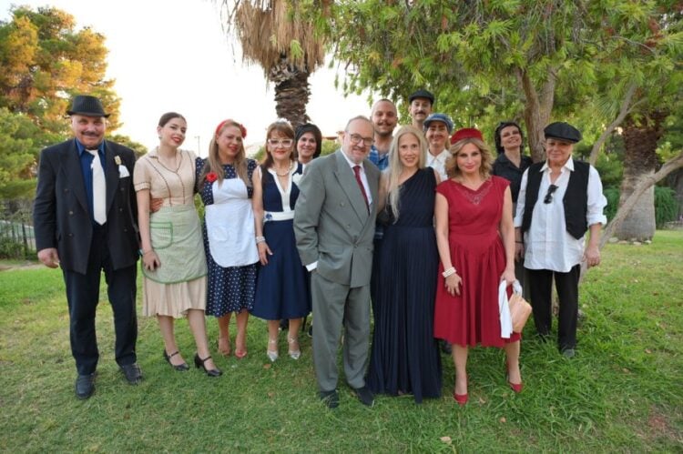 Η θεατρική ομάδα του δήμου Βριλησσίων στο καταπράσινο Ανοιχτό Πέτρινο Θέατρο Αργυρούπολης. Στο κέντρο η εγγονή του Δ. Ψαθά, Λένα Νίτσου-Ψαθά ανάμεσα στους πρωταγωνιστές Γιώργο Ασπιώτη (βουλευτή Φερέκη) και Νατάσσα Χαιδά (Τζένη Φερέκη) και Αποστόλη Παπανικολάου (Ψευτοθόδωρο) (φωτ.: Αρχείο δήμου Ελληνικού-Αργυρούπολης/ Ζήσης Κυριακίδης)