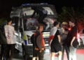 Καταστροφές σε βαν της αστυνομίας κατά τη διάρκεια των επεισοδίων στο Έπινγκ (πηγή: Χ / 
UK News in Pictures)